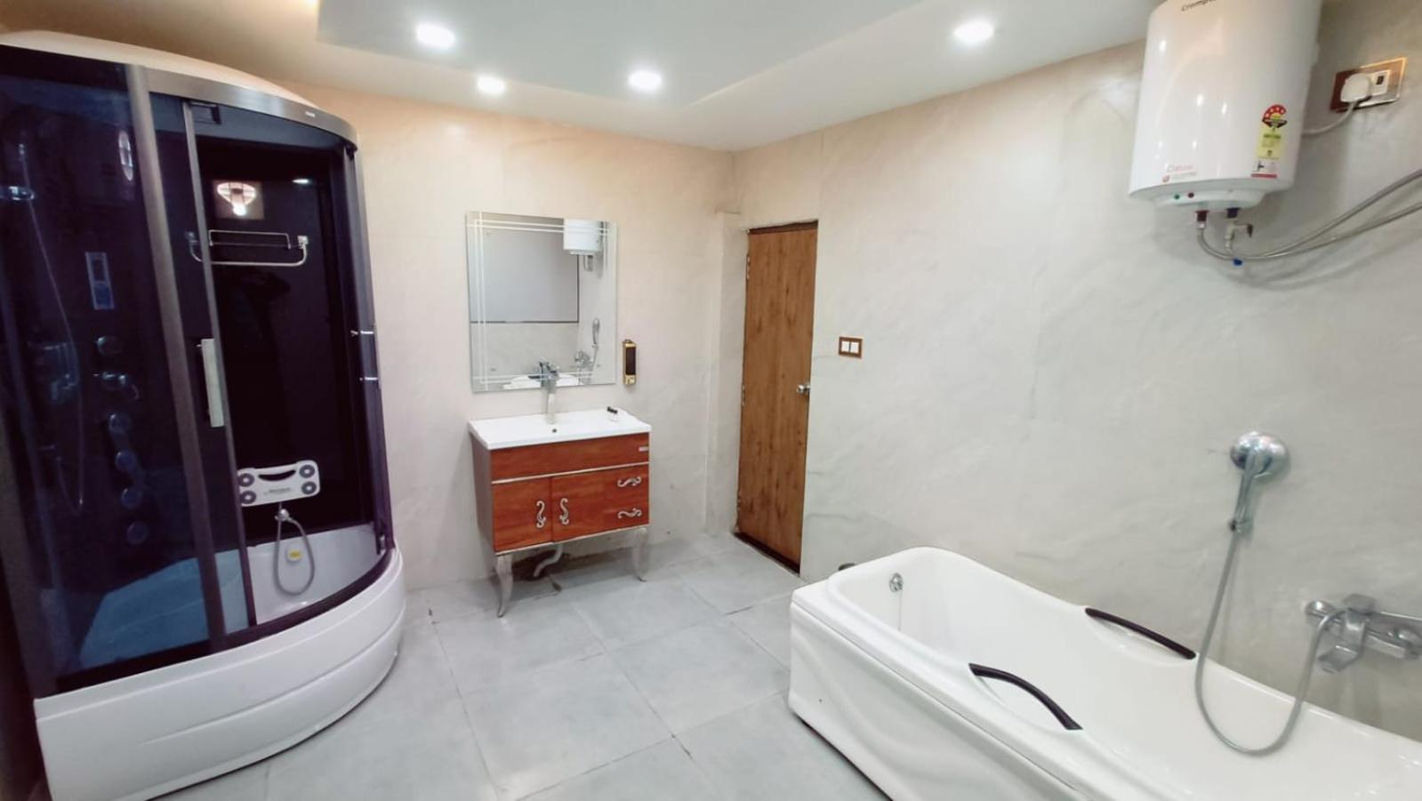 V Square Airport Hotel Lucknow Buitenkant foto