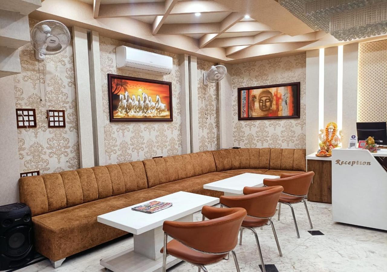 V Square Airport Hotel Lucknow Buitenkant foto