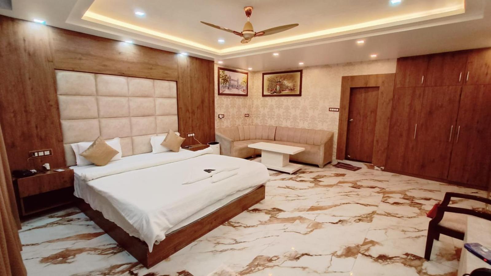 V Square Airport Hotel Lucknow Buitenkant foto