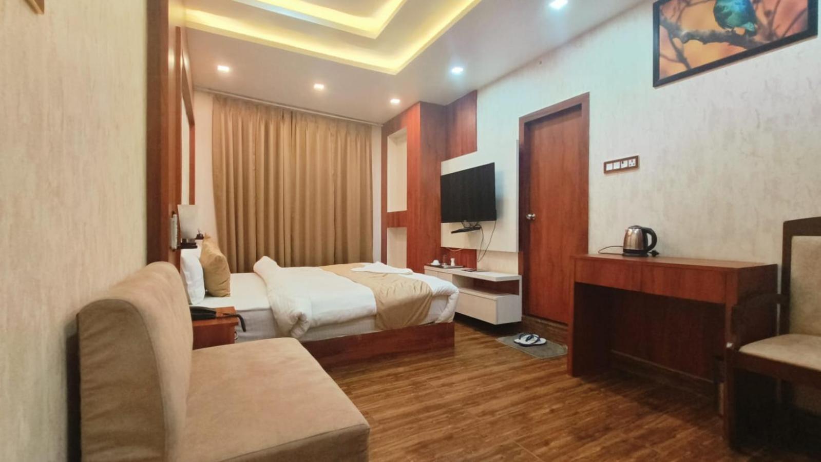 V Square Airport Hotel Lucknow Buitenkant foto