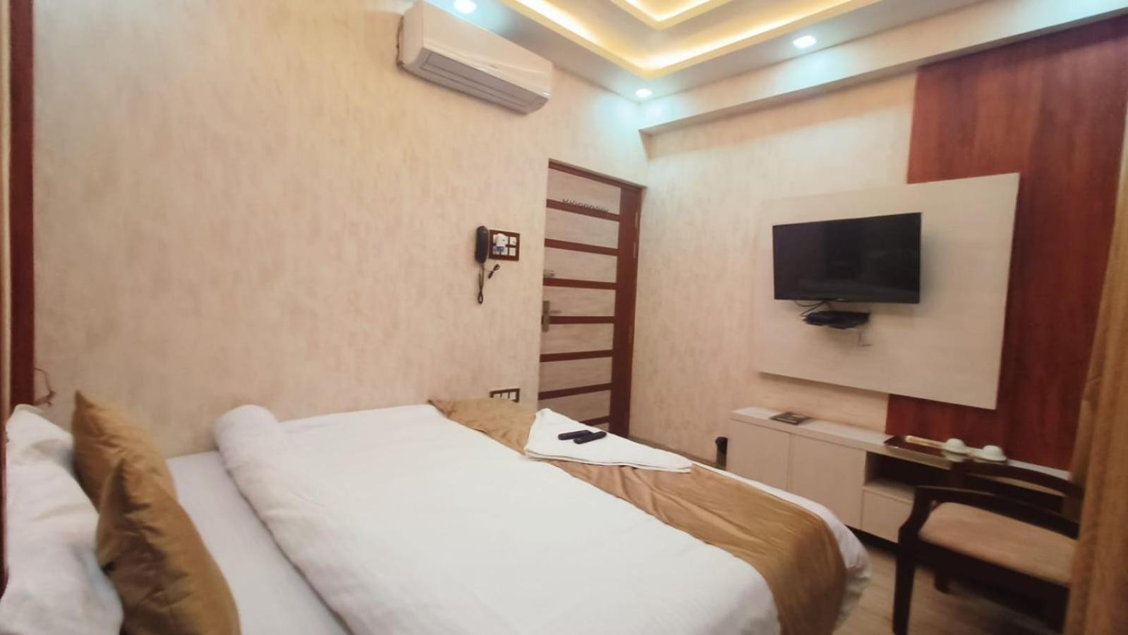 V Square Airport Hotel Lucknow Buitenkant foto