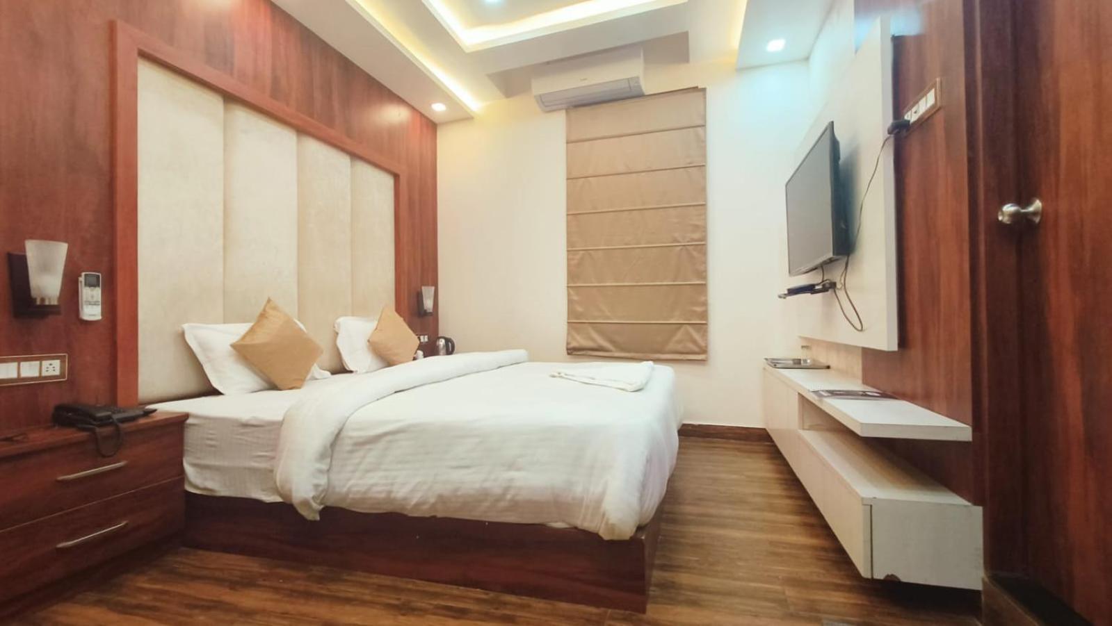 V Square Airport Hotel Lucknow Buitenkant foto