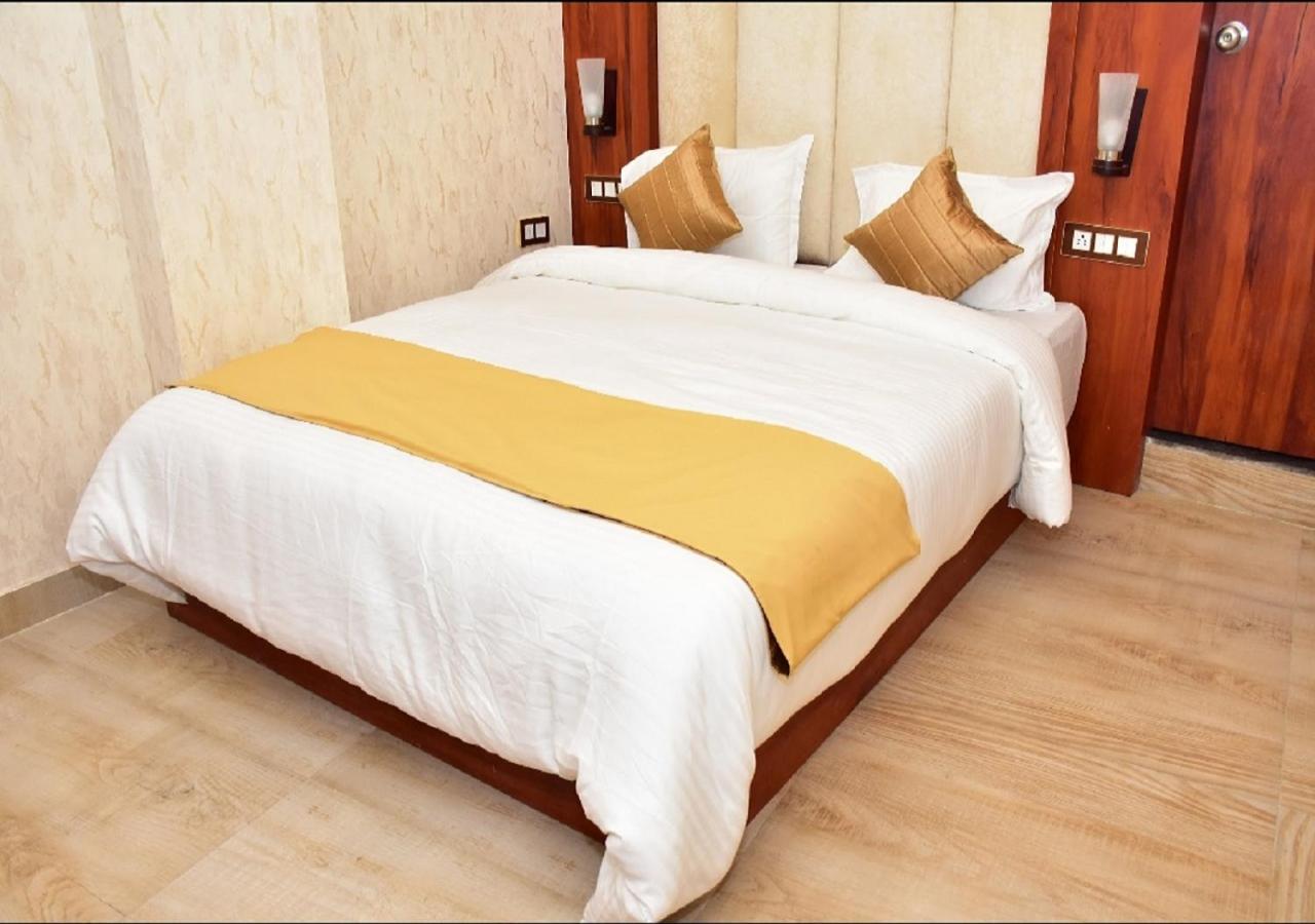 V Square Airport Hotel Lucknow Buitenkant foto