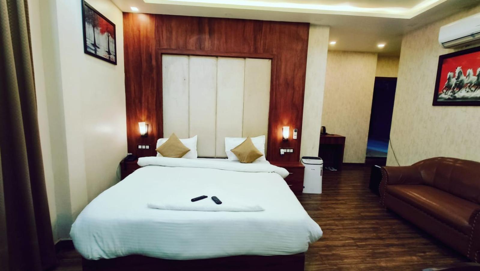 V Square Airport Hotel Lucknow Buitenkant foto