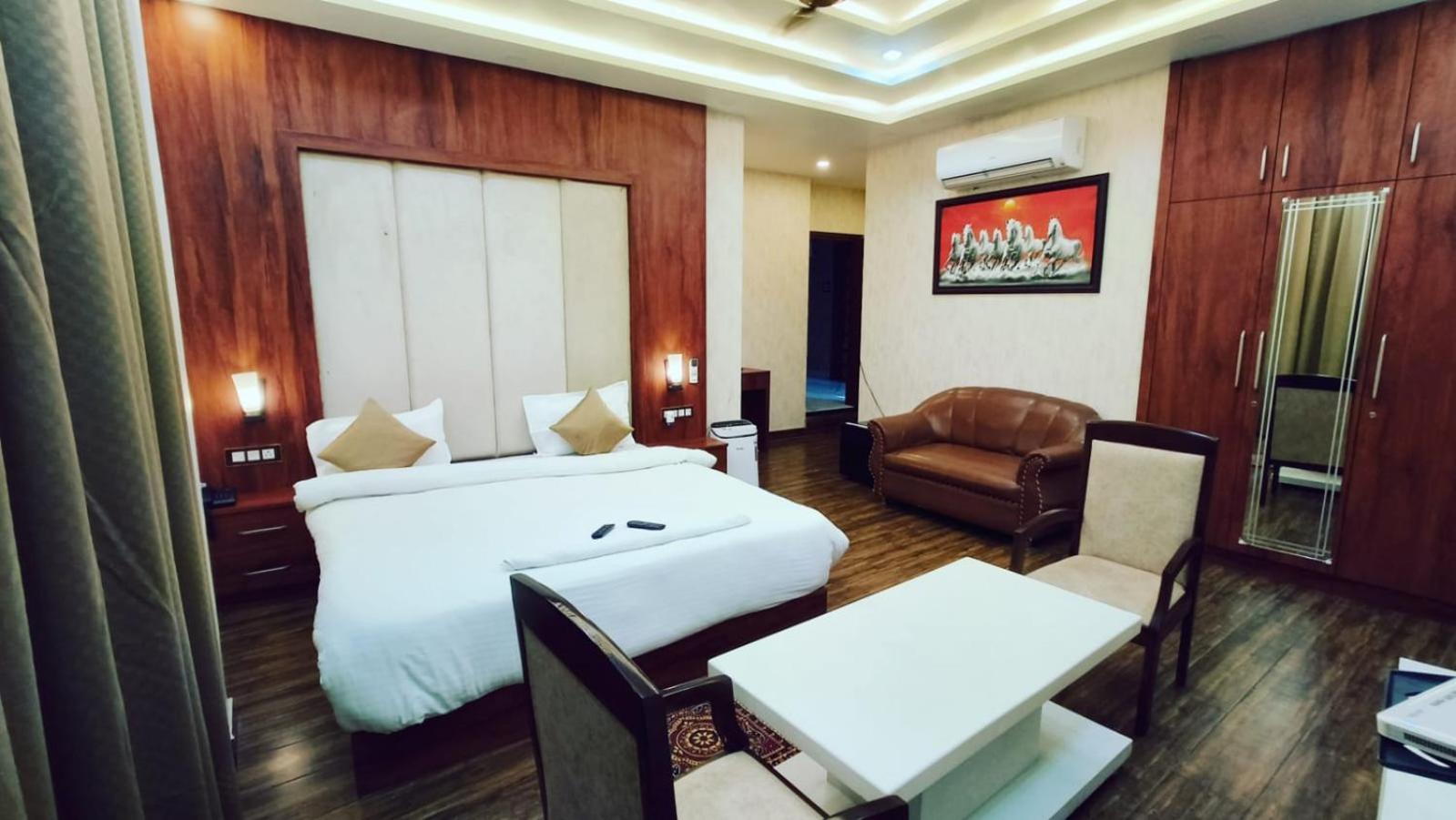 V Square Airport Hotel Lucknow Buitenkant foto