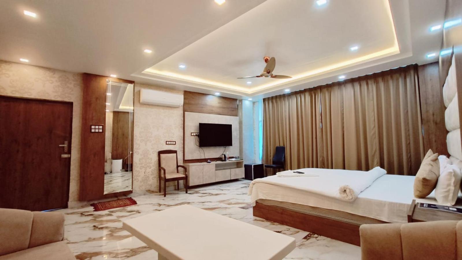 V Square Airport Hotel Lucknow Buitenkant foto