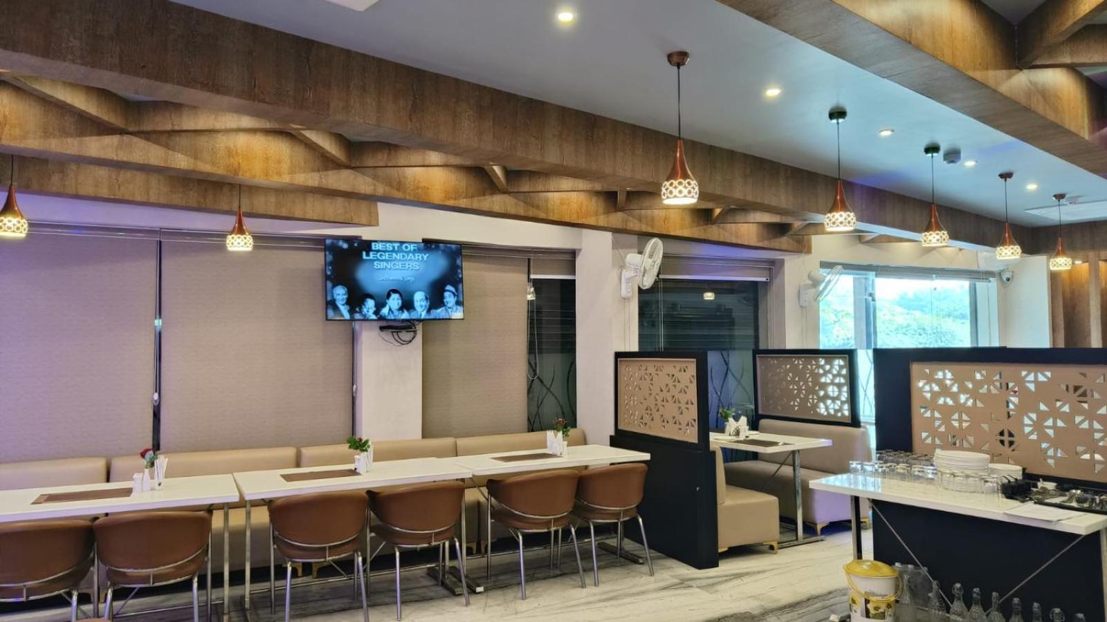 V Square Airport Hotel Lucknow Buitenkant foto